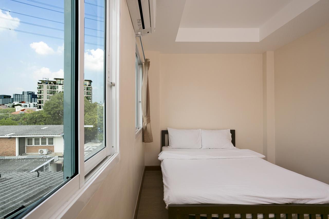 Small Space Cafe & Hostel Bangkok Exterior photo