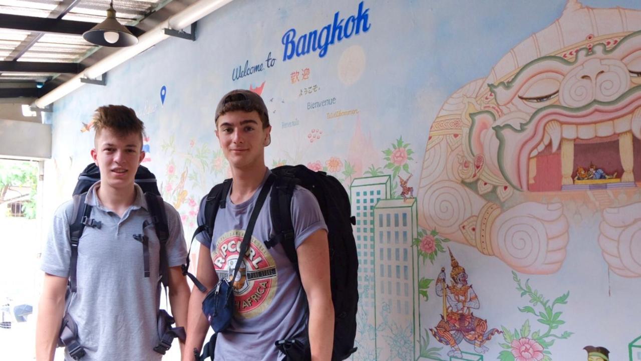 Small Space Cafe & Hostel Bangkok Exterior photo