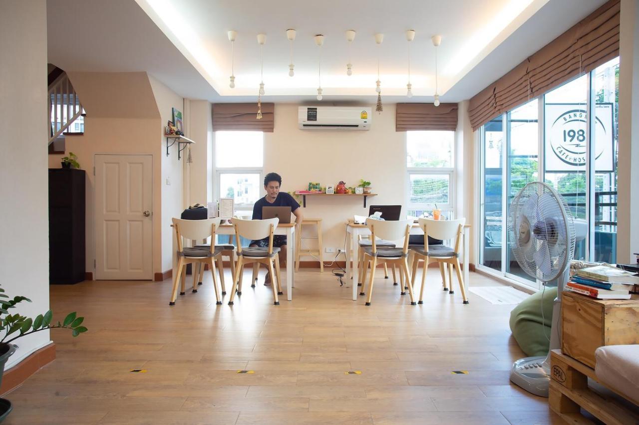 Small Space Cafe & Hostel Bangkok Exterior photo